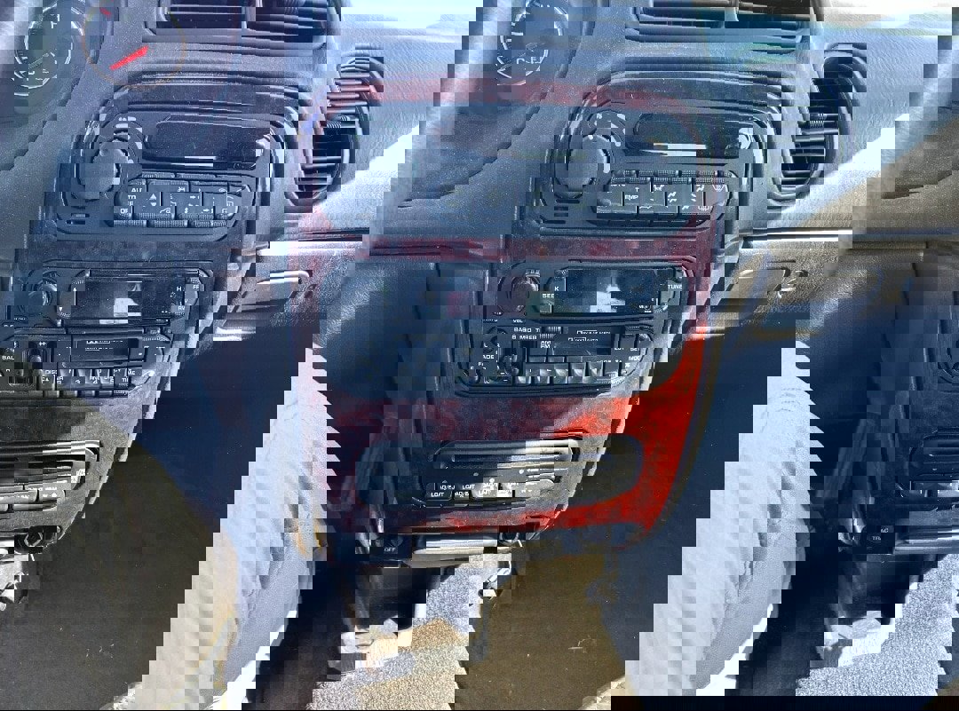 Used 2001 Chrysler Concorde LXi image 12