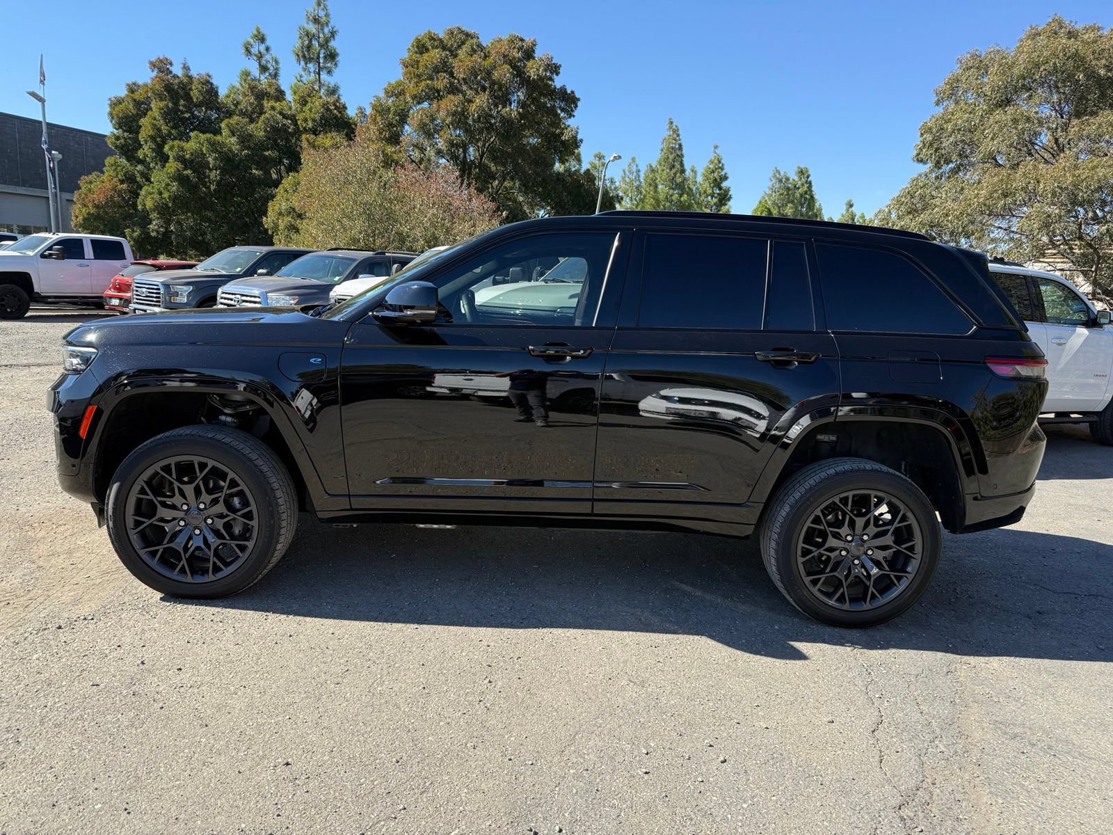 Used 2023 Jeep Grand Cherokee Summit AWD/4WD image 2
