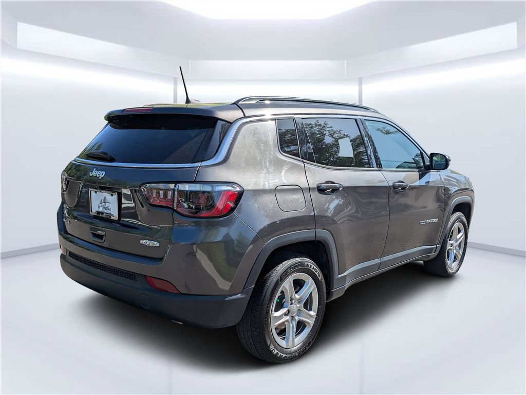 Used 2023 Jeep Compass Latitude w/ Convenience Group AWD/4WD image 3