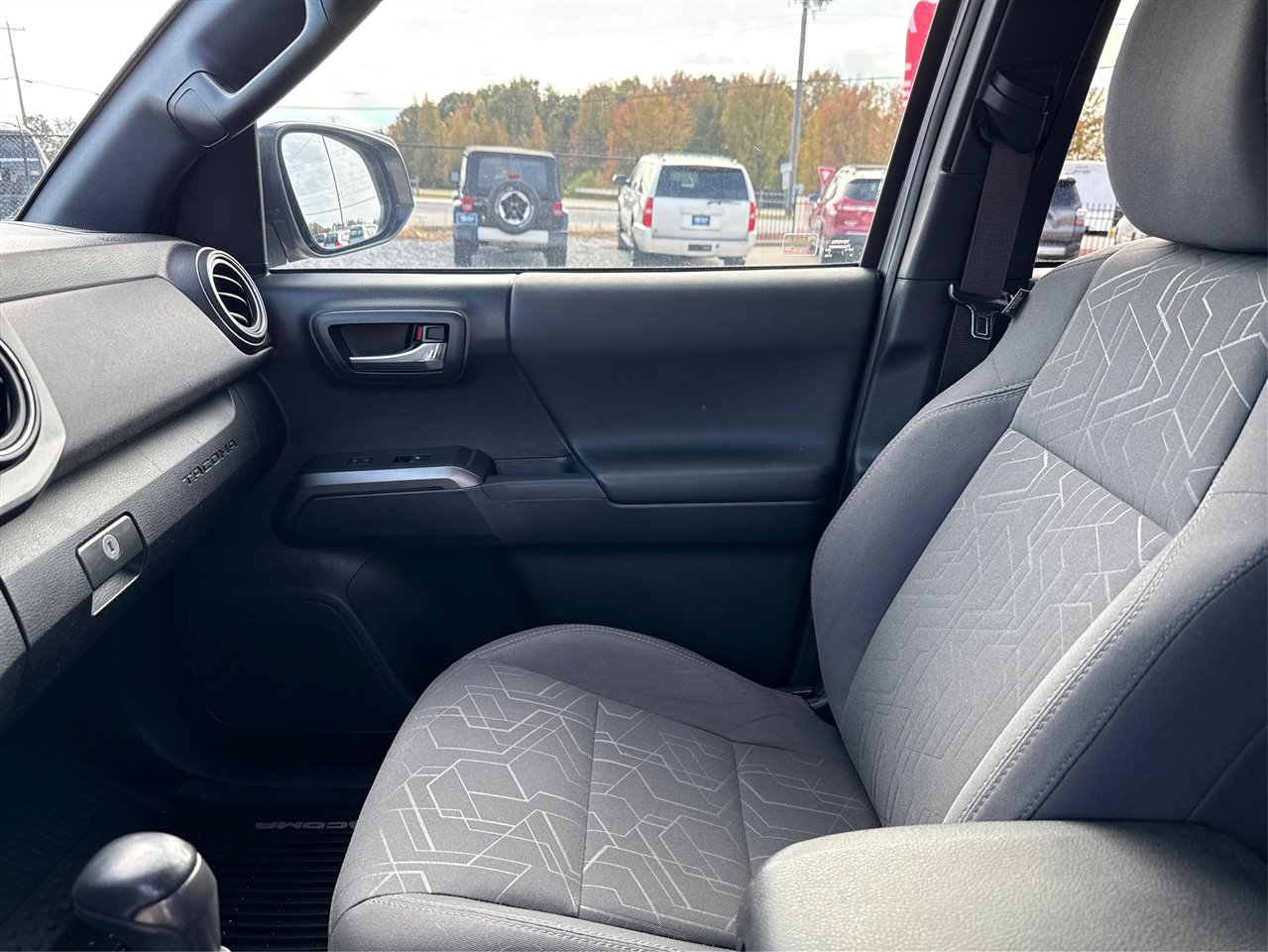Used 2017 Toyota Tacoma TRD Sport image 21