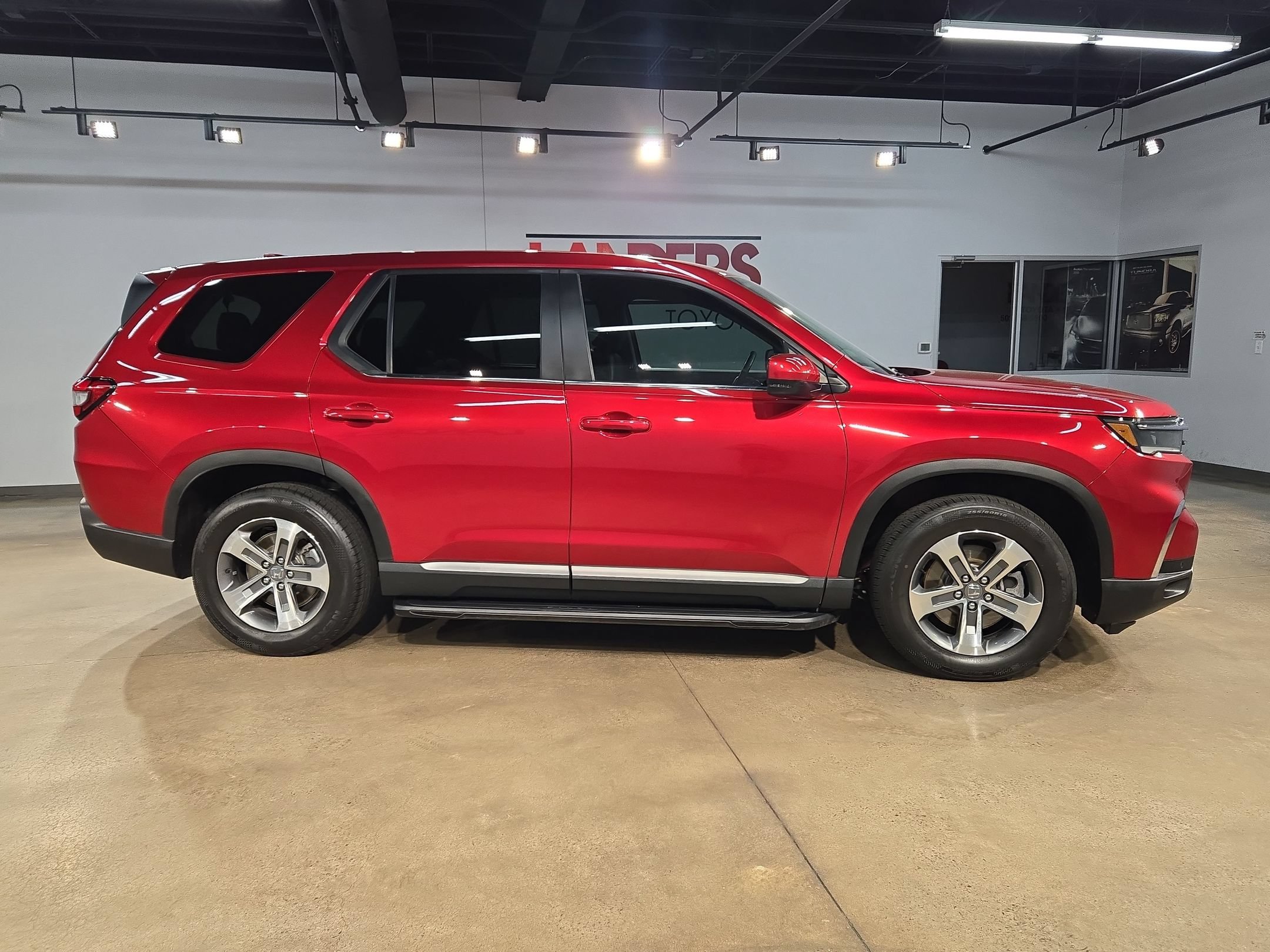 Used 2025 Honda Pilot EX-L image 8