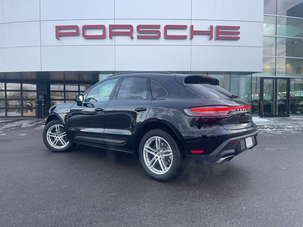 Certified 2025 Porsche Macan AWD/4WD image 3