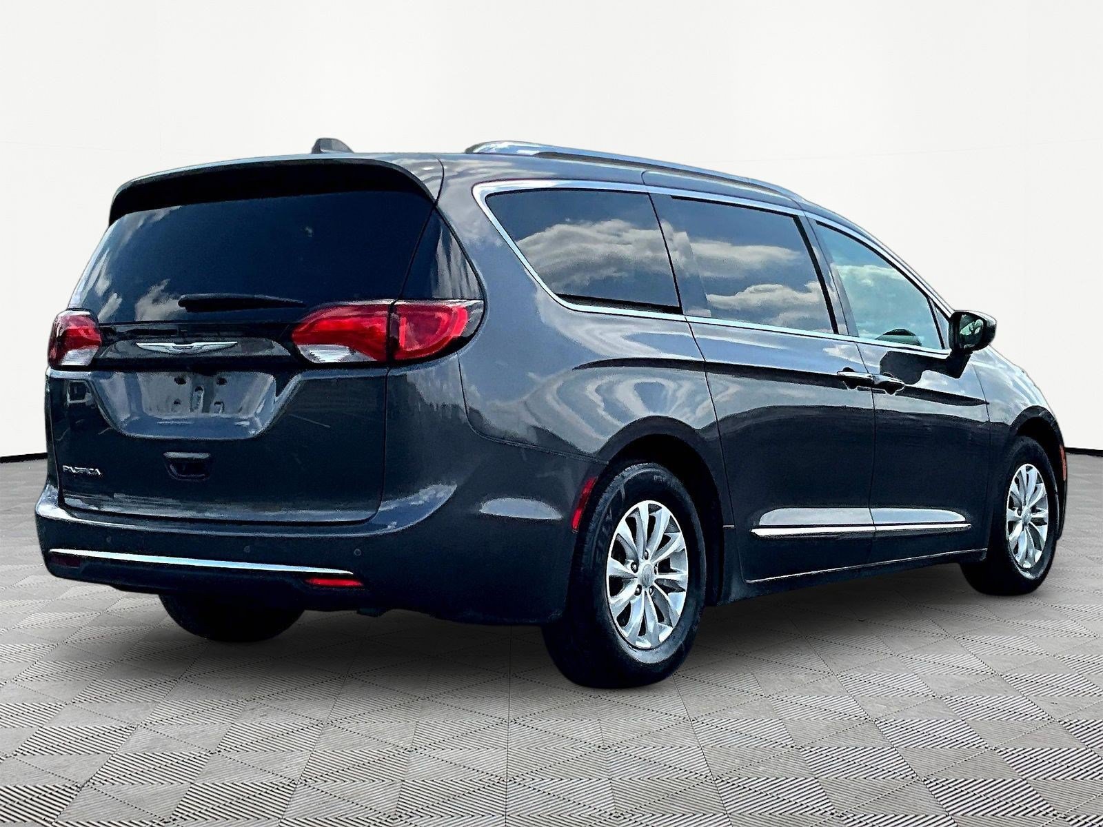 Used 2018 Chrysler Pacifica Touring-L Plus FWD image 6