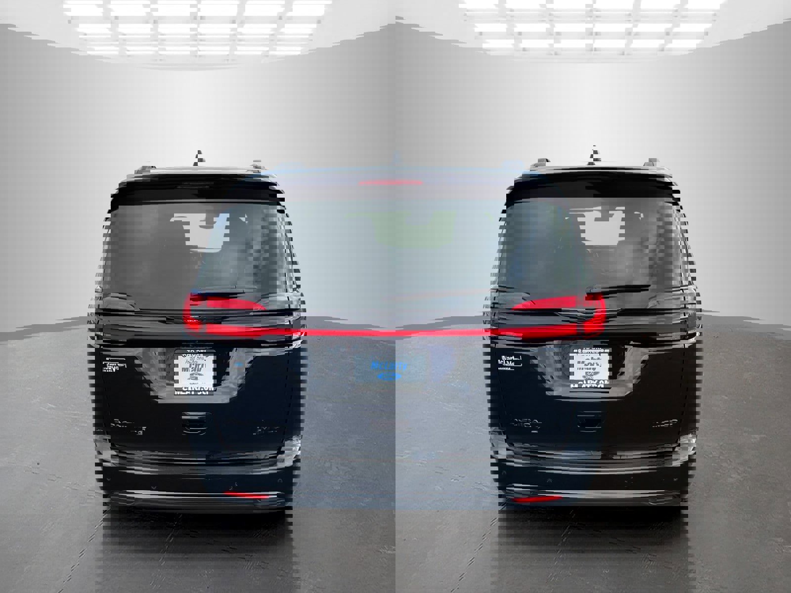 Used 2025 Chrysler Pacifica Limited image 5