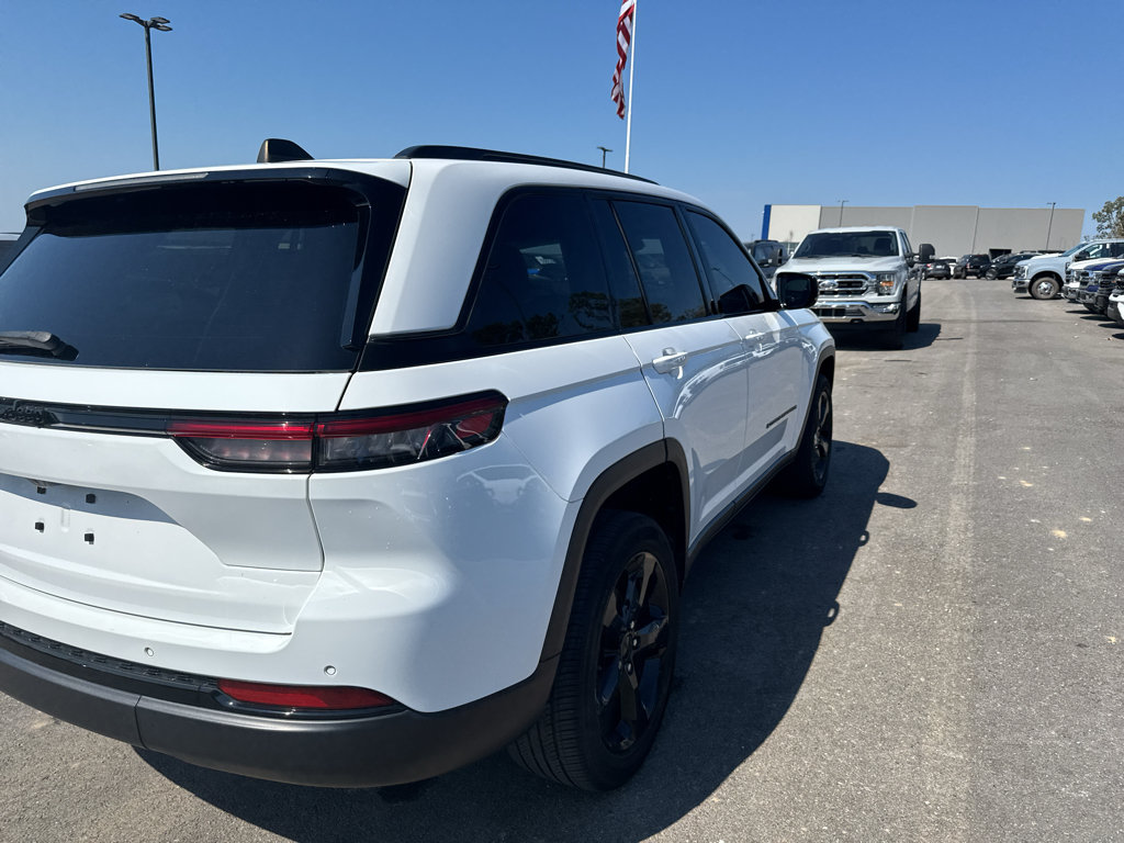 Used 2023 Jeep Grand Cherokee Altitude RWD image 5
