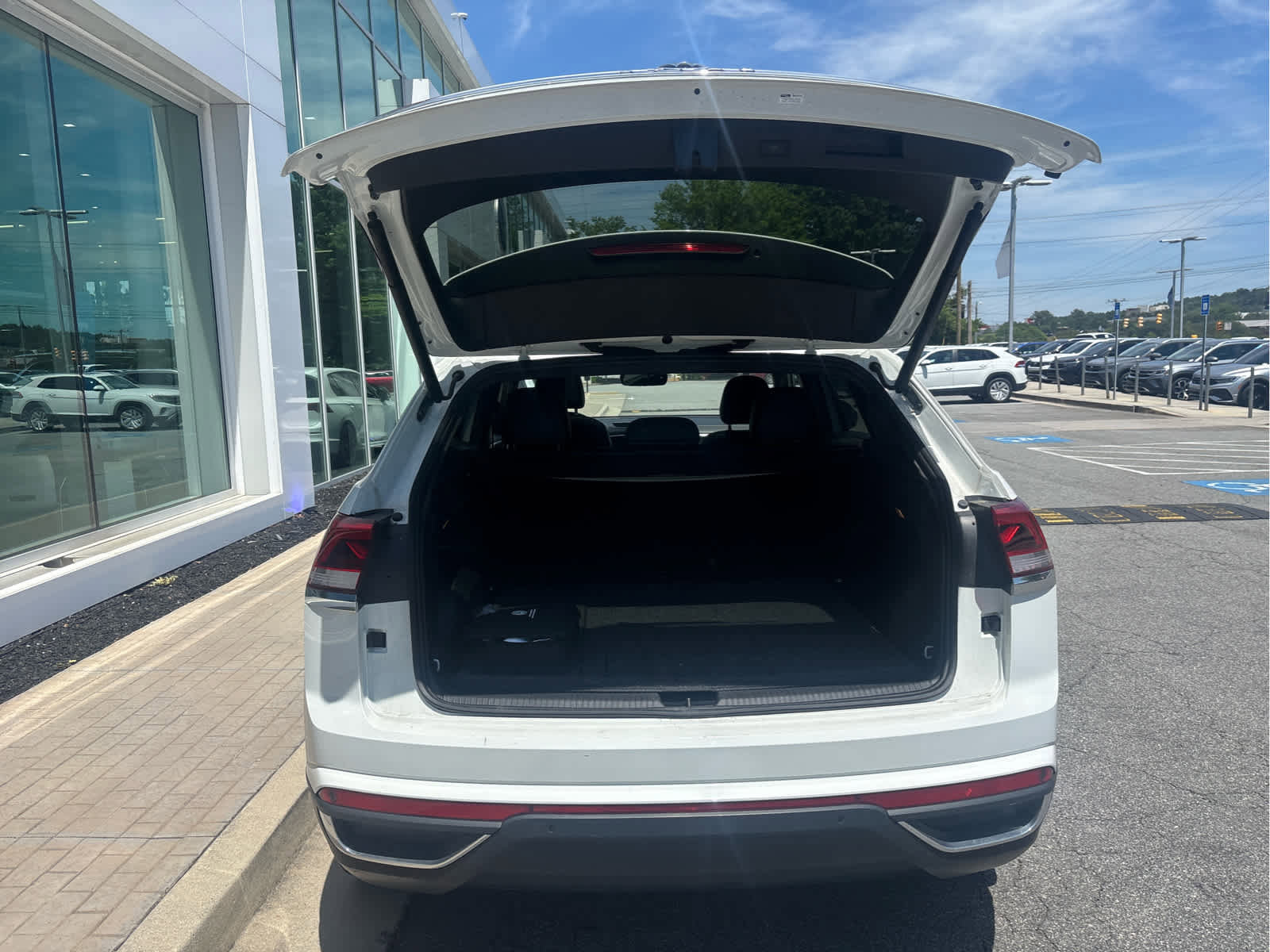 Used 2022 Volkswagen Atlas Cross Sport SE w/ Panoramic Sunroof Package FWD image 18