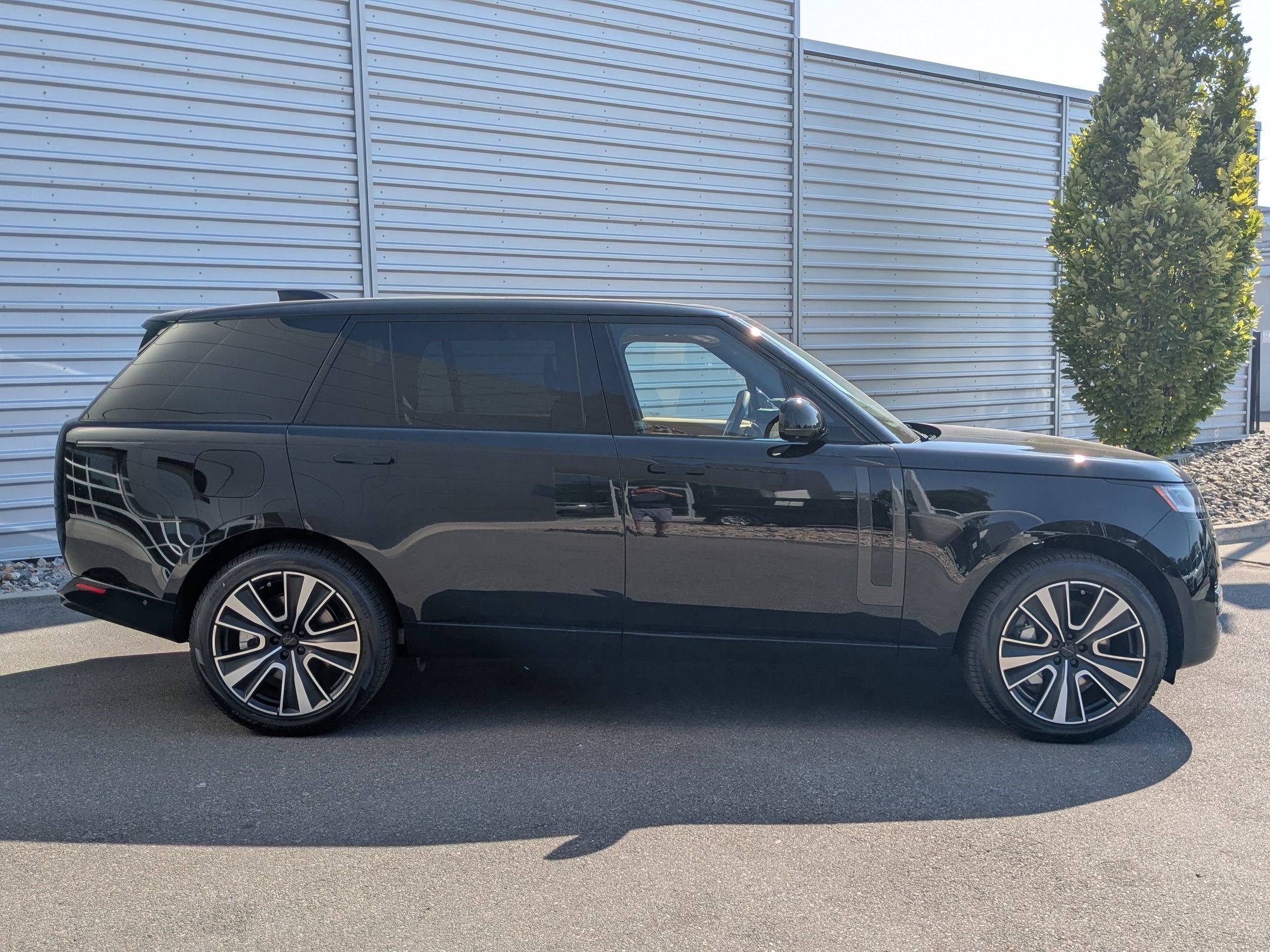 New 2026 Land Rover Range Rover Long Wheelbase SE AWD/4WD image 4