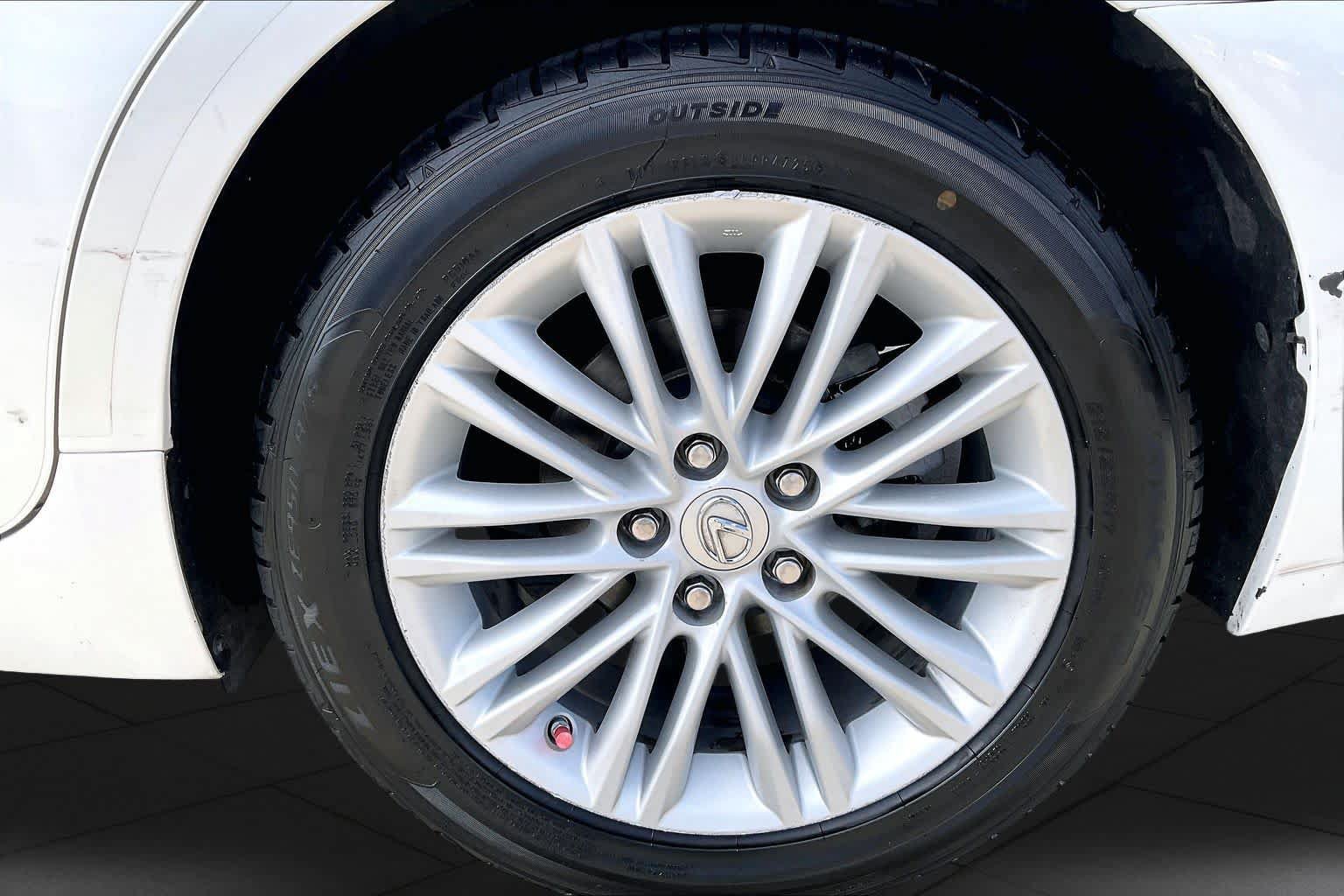Used 2016 Lexus ES 350 w/ Premium Package w/Wood Trim FWD image 11