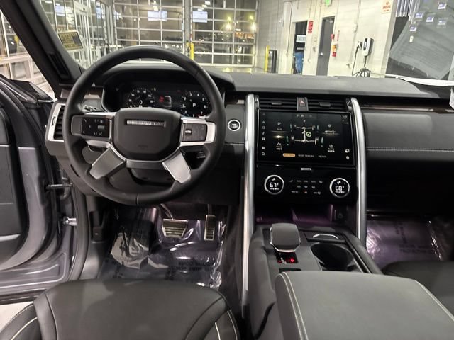 Used 2024 Land Rover Discovery Dynamic SE AWD/4WD image 33
