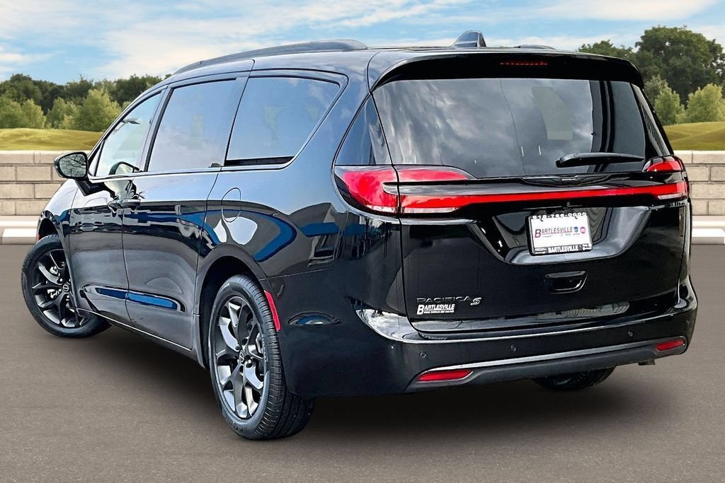 New 2026 Chrysler Pacifica Select w/ S Appearance Package FWD image 3