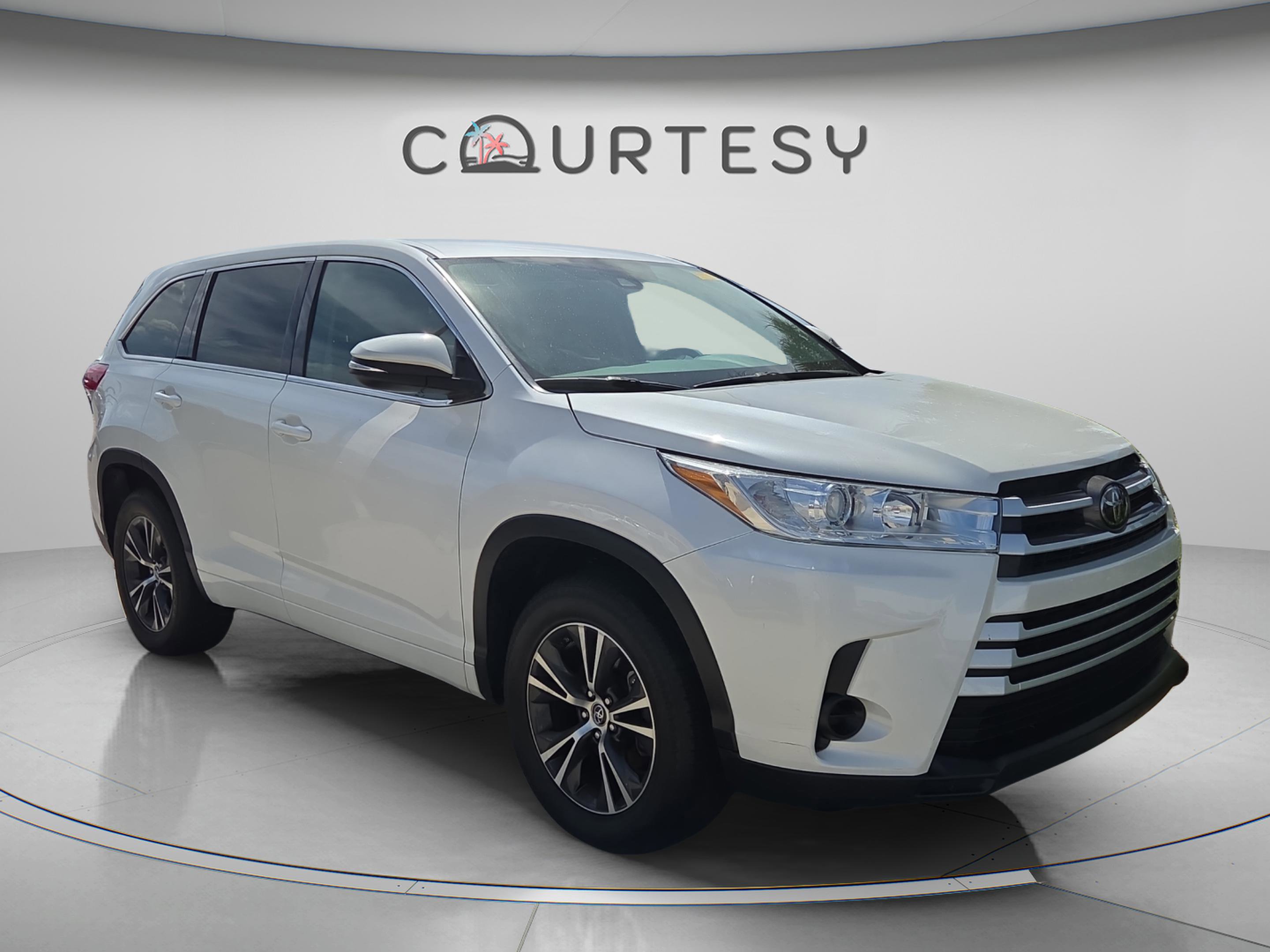 Used 2018 Toyota Highlander LE FWD image 1