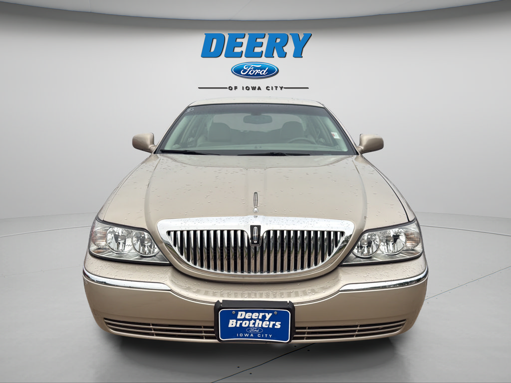 Used 2004 Lincoln Town Car Signature RWD image 3