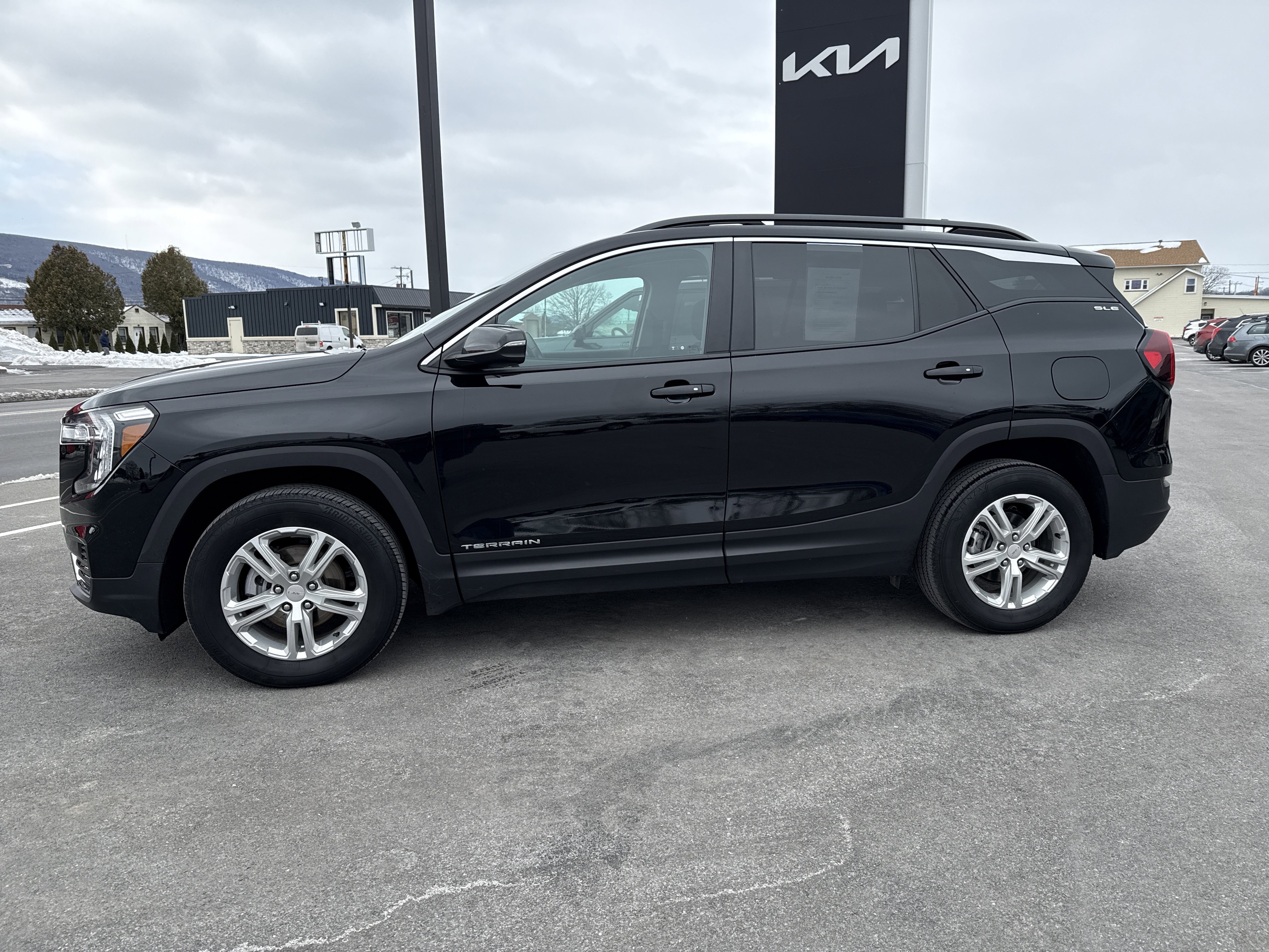 Used 2024 GMC Terrain SLE w/ Driver Convenience Package image 7