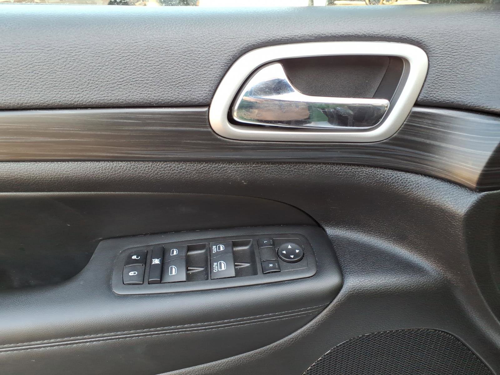 Used 2022 Jeep Grand Cherokee Laredo X image 11