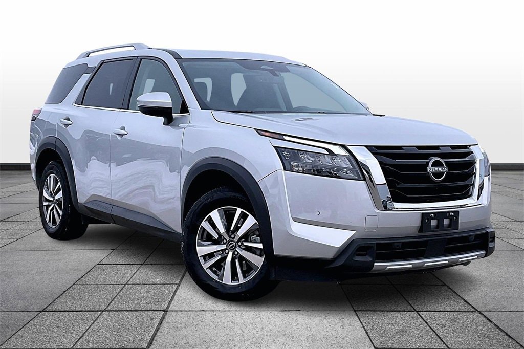 Used 2025 Nissan Pathfinder SL image 2