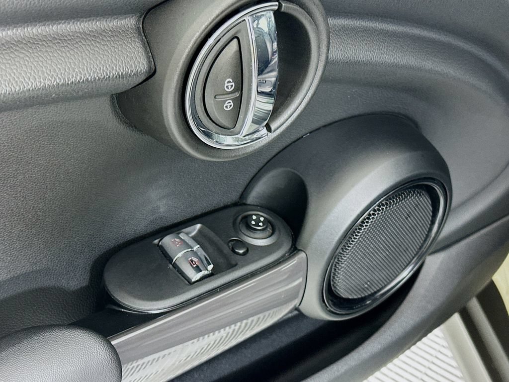 Used 2021 MINI Cooper 2-Door Hardtop FWD image 17