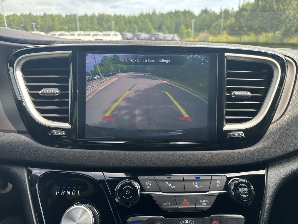 Used 2025 Chrysler Pacifica Select FWD image 15