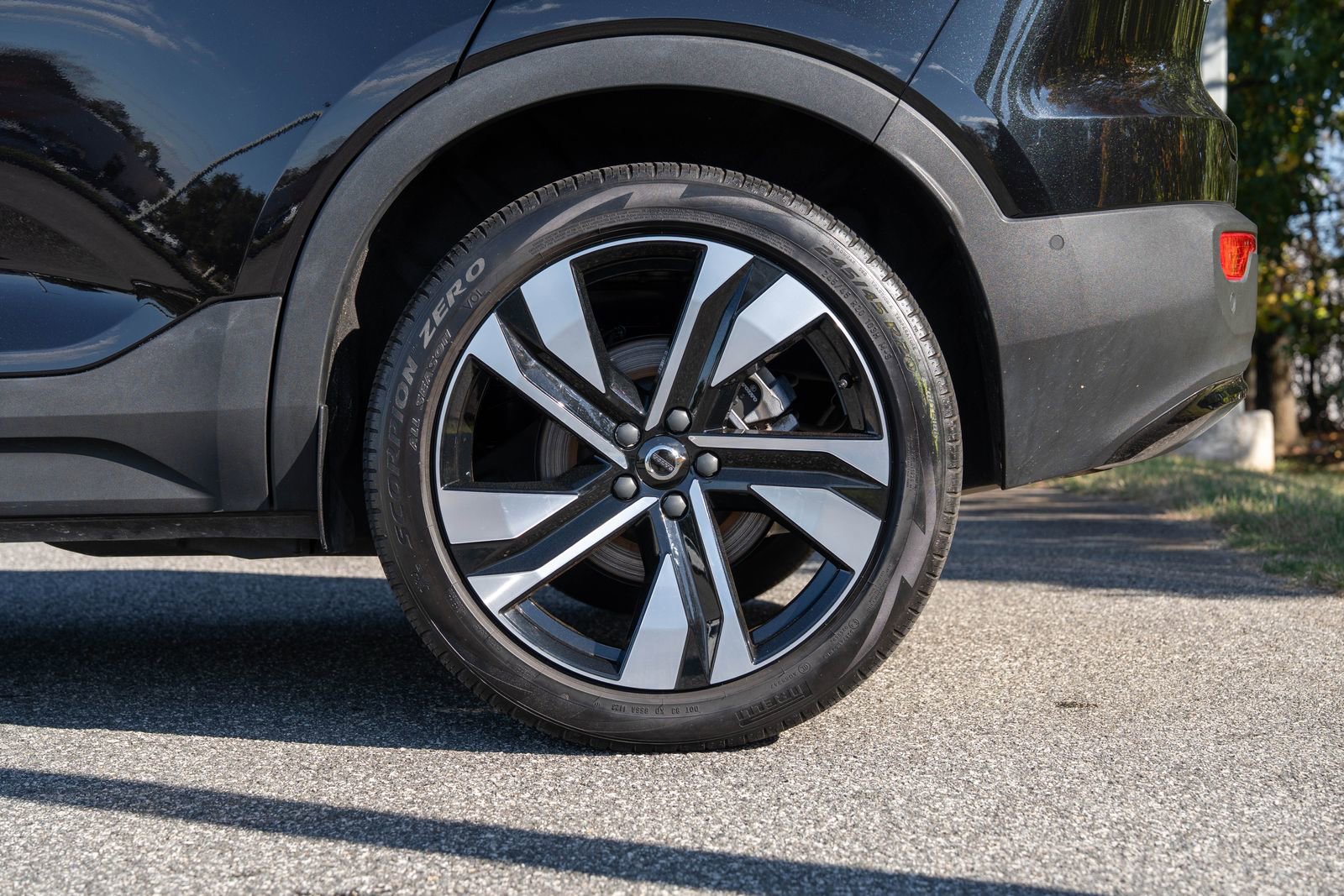 Used 2024 Volvo XC40 B5 Ultimate w/ Protection Package Premier image 10