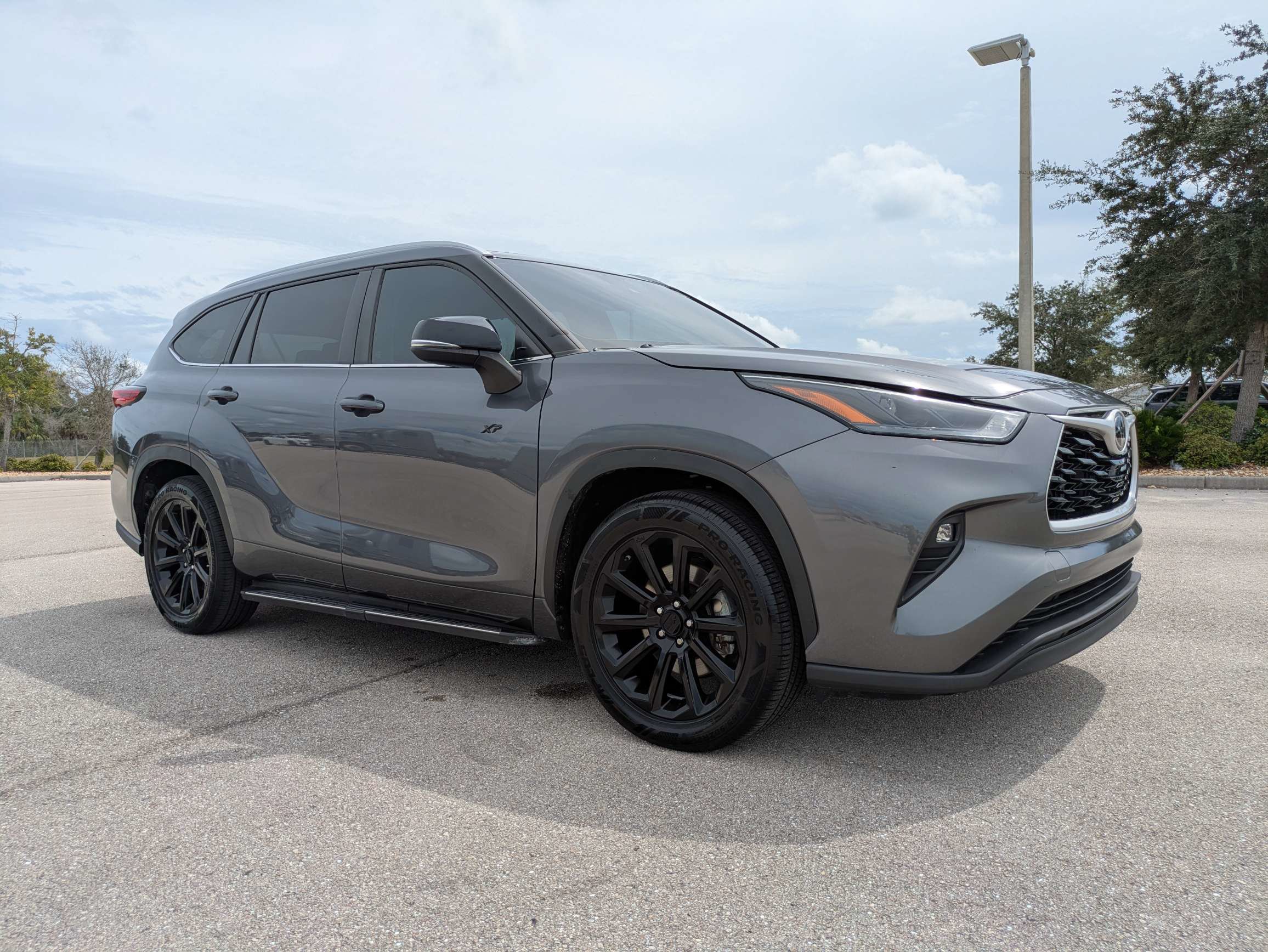 Used 2023 Toyota Highlander XLE FWD image 2