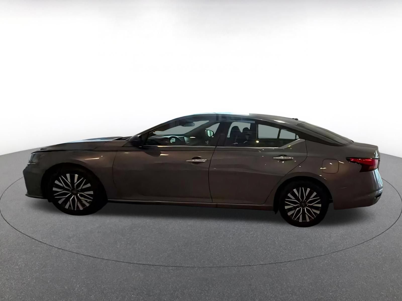 Used 2025 Nissan Altima 2.5 SV FWD image 5