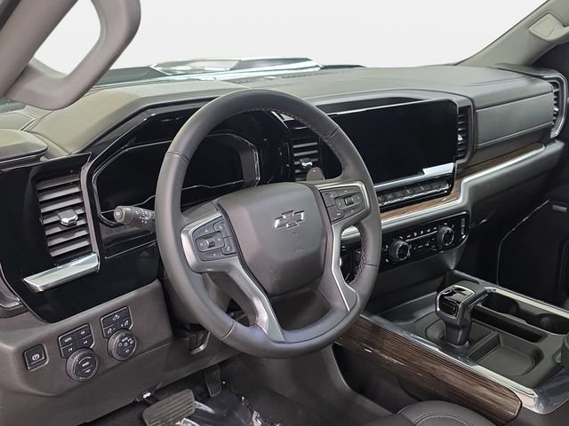 Used 2025 Chevrolet Silverado 1500 LT Trail Boss w/ Convenience Package II AWD/4WD image 16