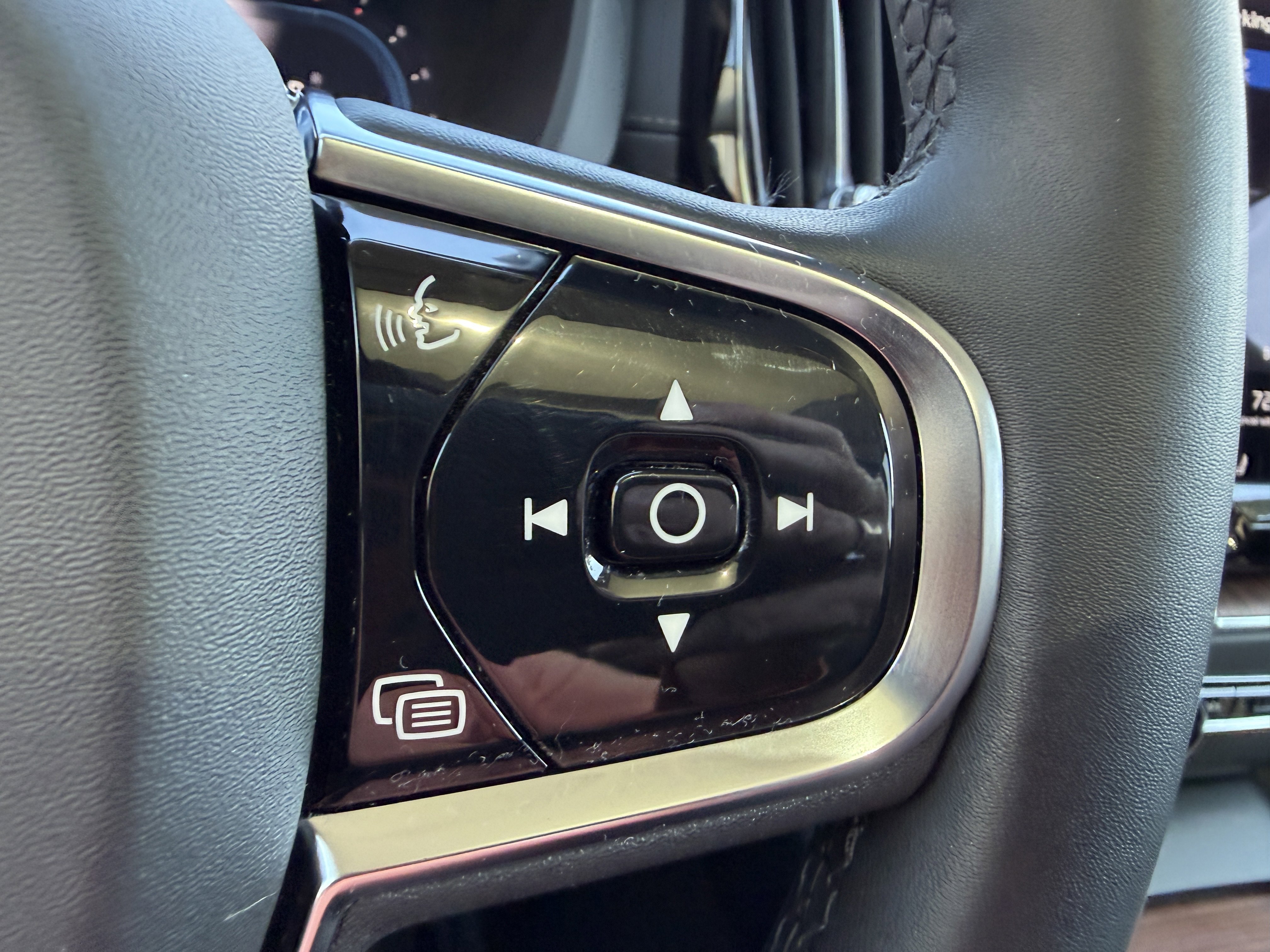 Certified 2023 Volvo XC60 B5 Ultimate w/ Protection Package Premier image 29