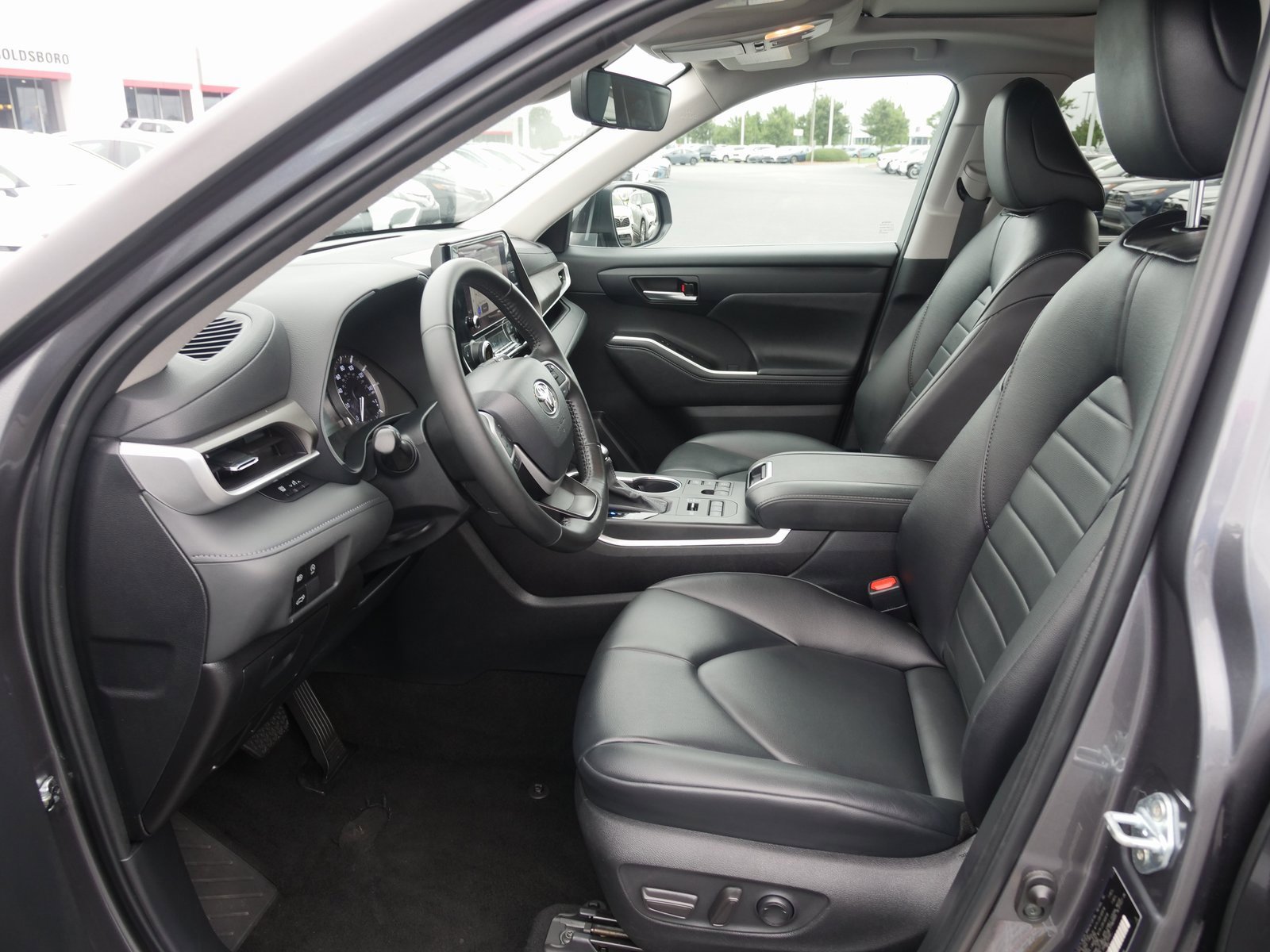 Used 2024 Toyota Highlander XLE image 14