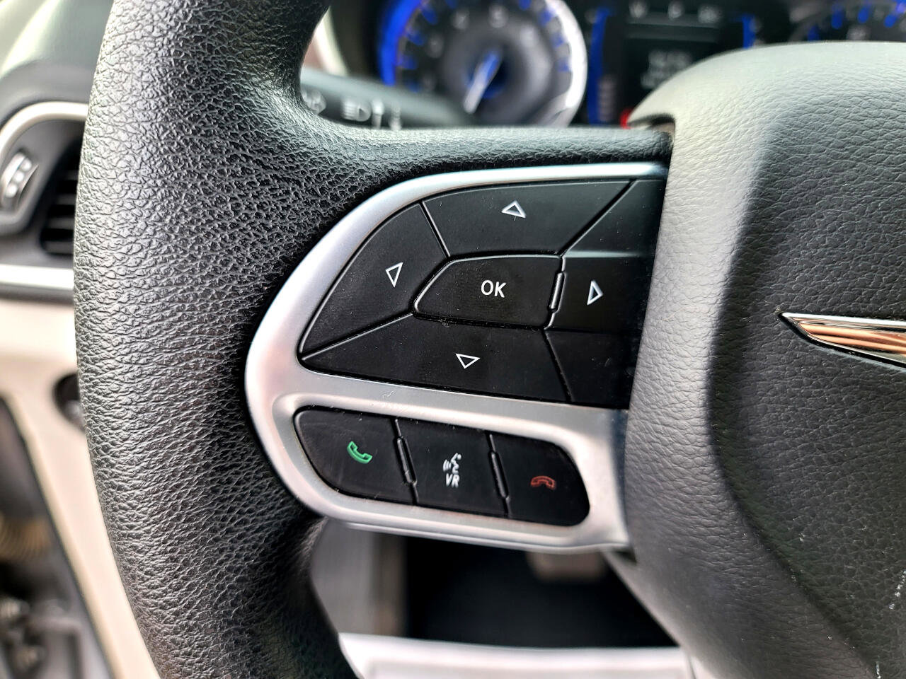 Used 2020 Chrysler Voyager L image 16