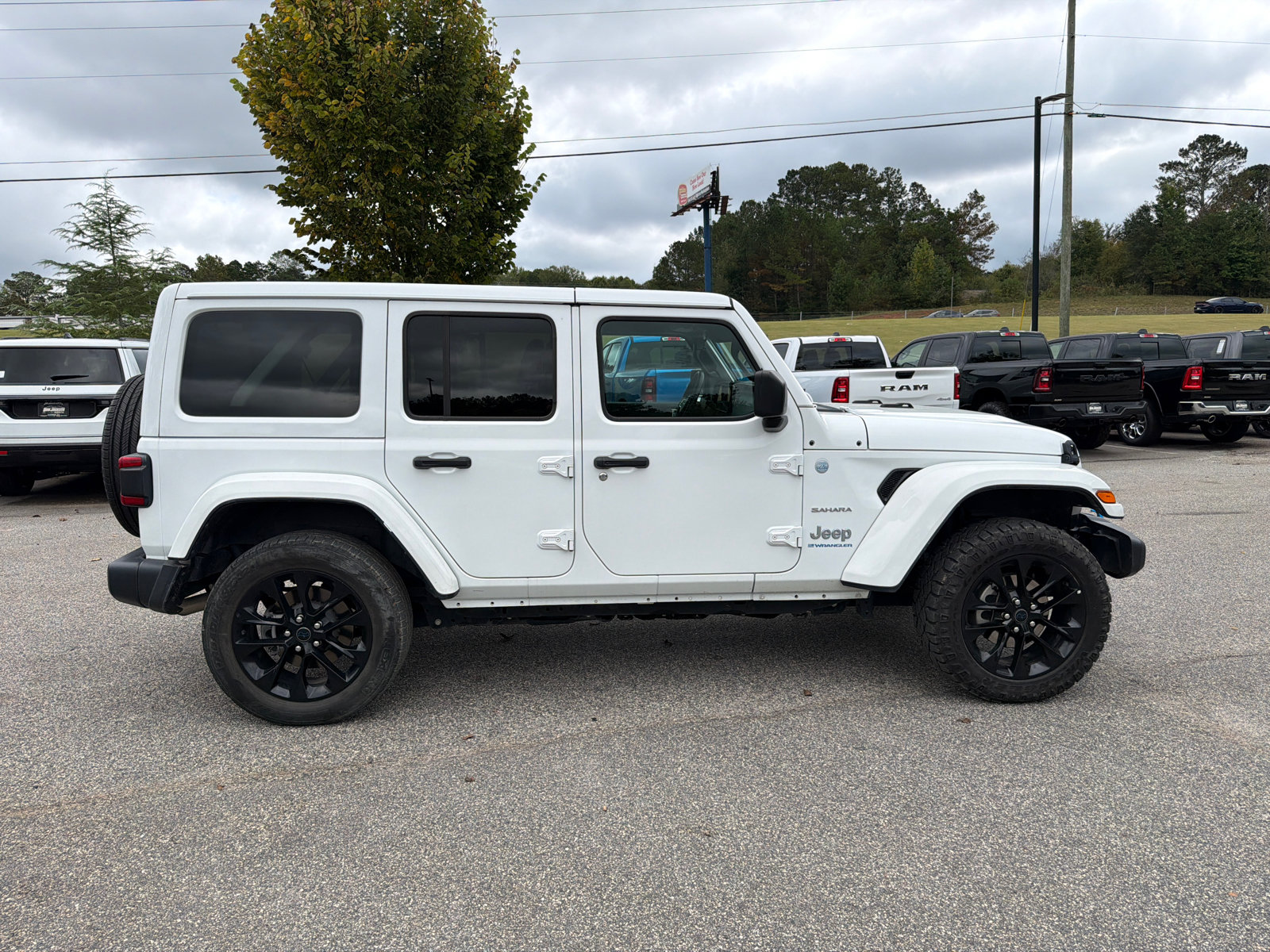 Used 2024 Jeep Wrangler Unlimited Sahara AWD/4WD image 7