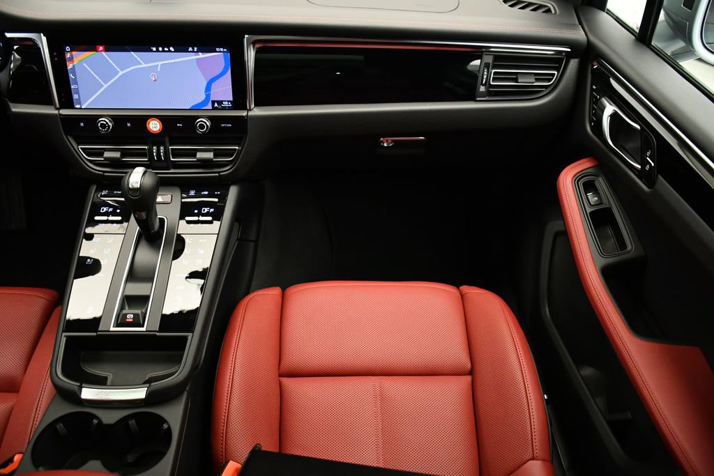 Certified 2026 Porsche Macan AWD/4WD image 24