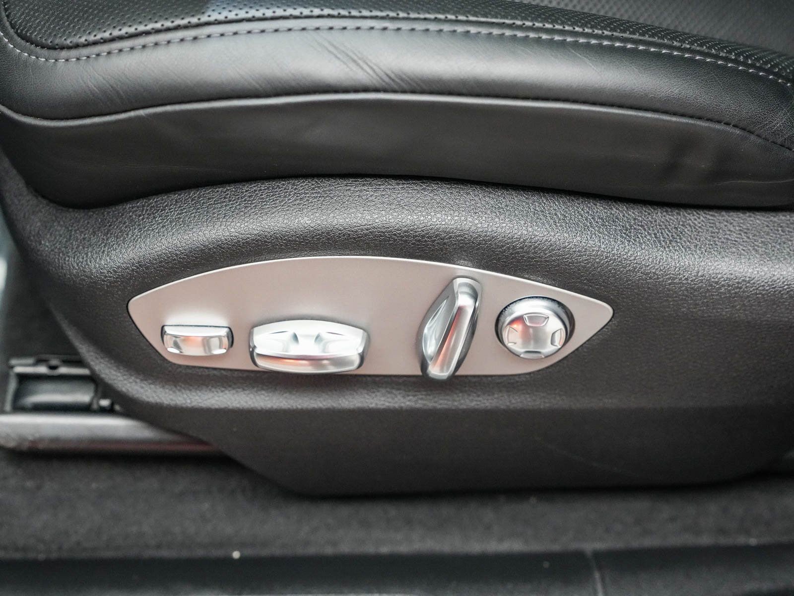 Certified 2025 Porsche Macan image 25