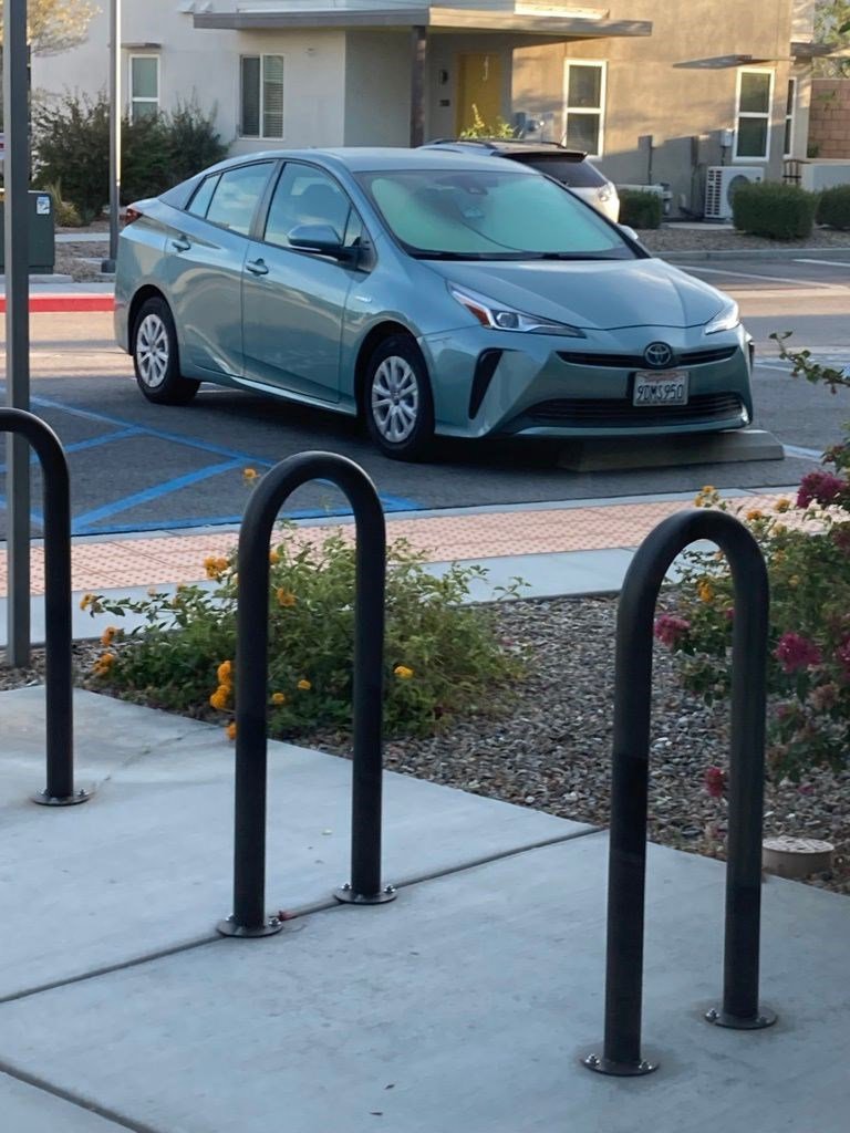 Used 2022 Toyota Prius L Eco FWD image 3