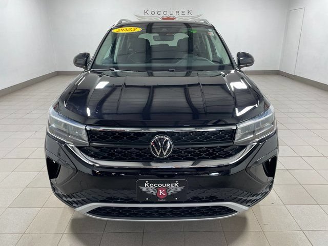 Used 2023 Volkswagen Taos SE w/ Panoramic Sunroof Package AWD/4WD image 2