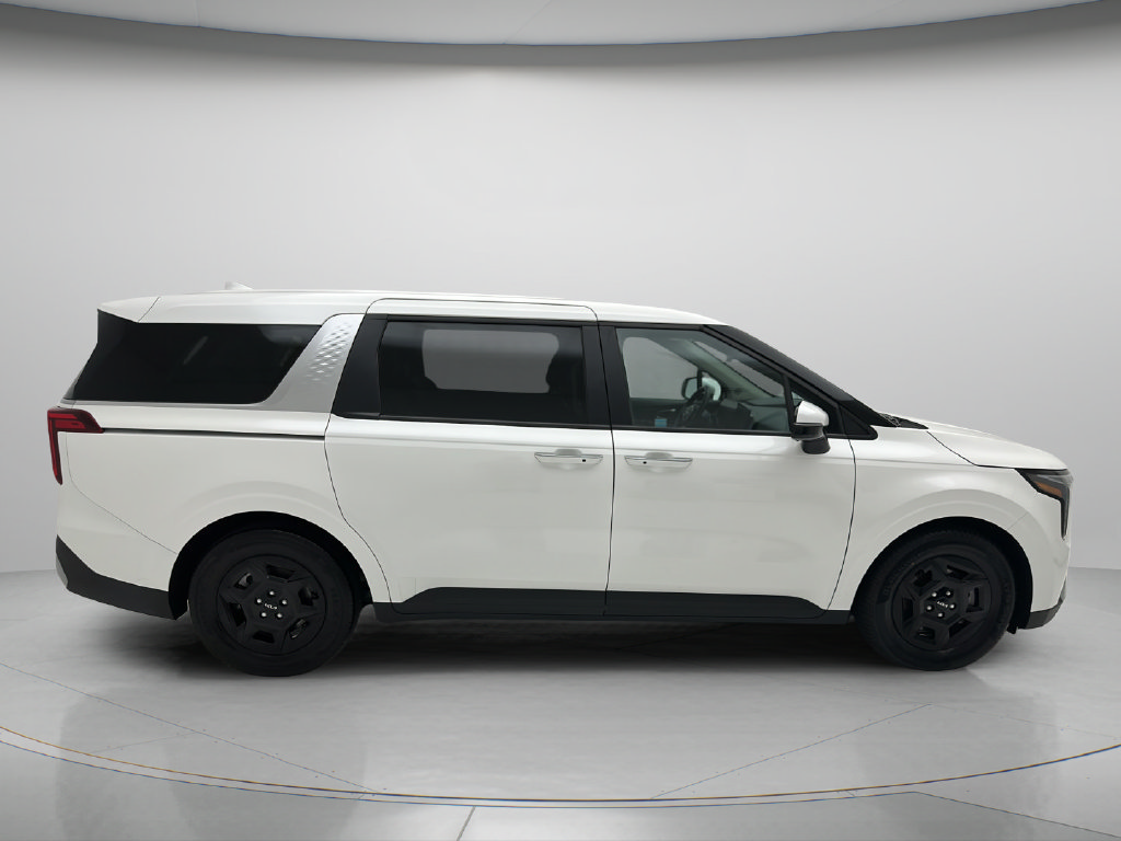 Used 2025 Kia Carnival FWD image 4