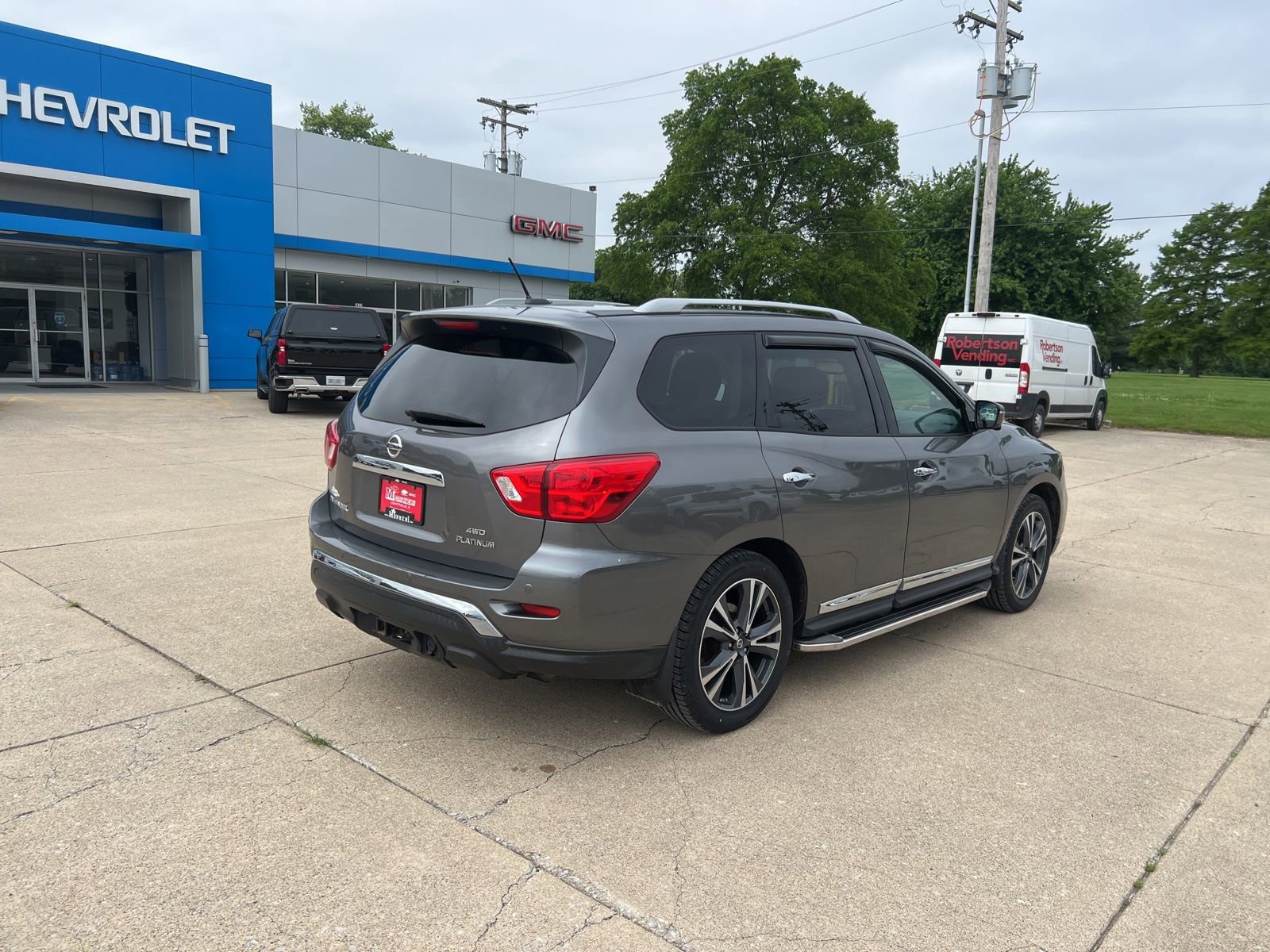 Used 2017 Nissan Pathfinder Platinum w/ Family Entertainment Package AWD/4WD image 3