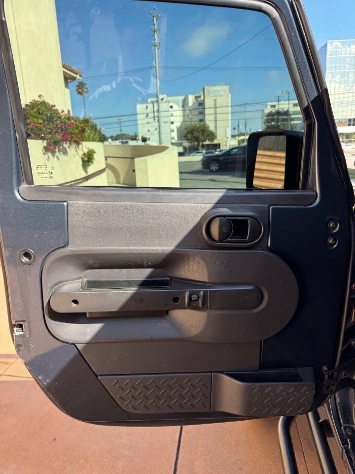 Used 2008 Jeep Wrangler Unlimited Sahara w/ Trailer Tow Group AWD/4WD image 9
