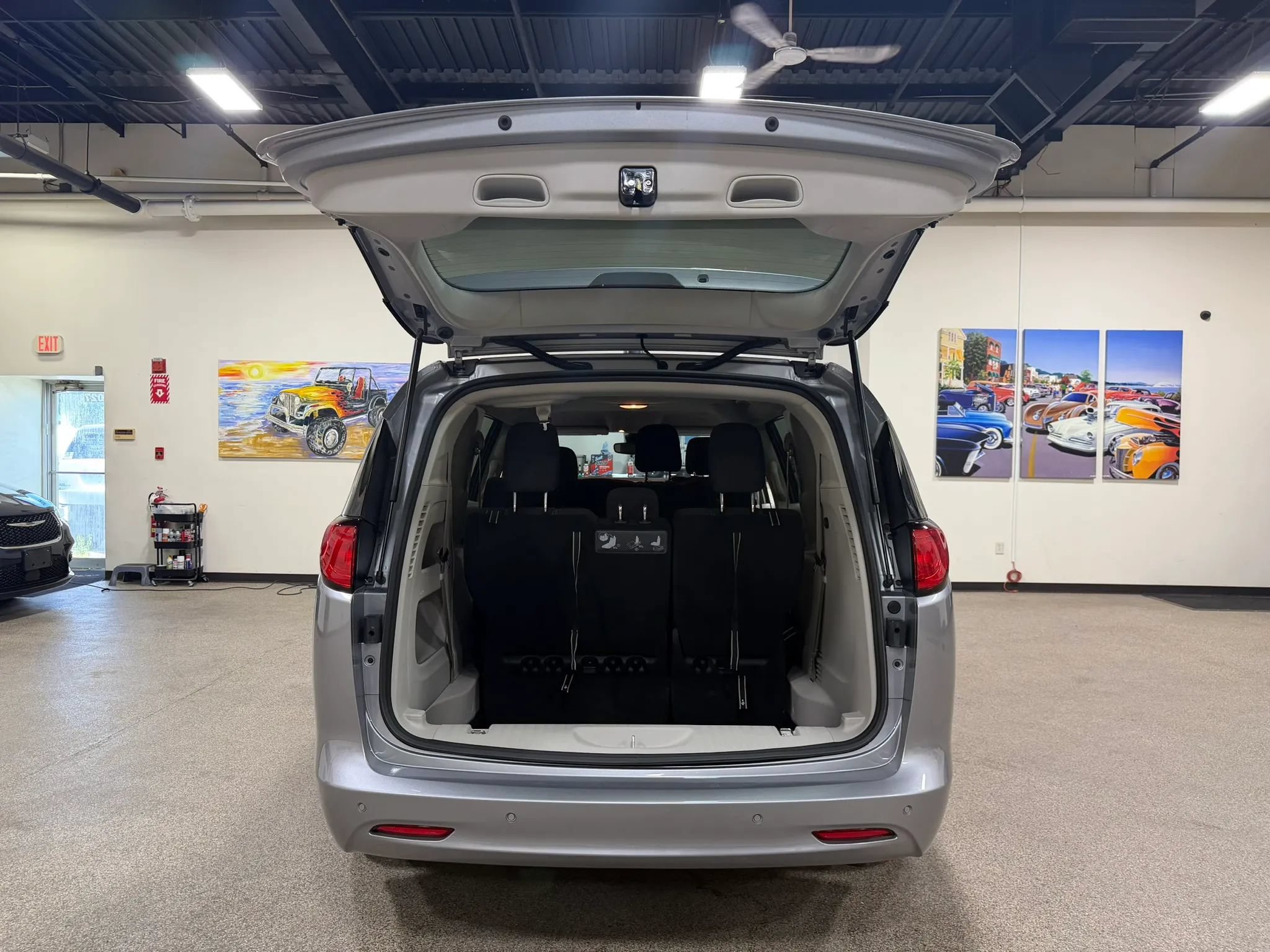 Used 2021 Chrysler Voyager L FWD image 21
