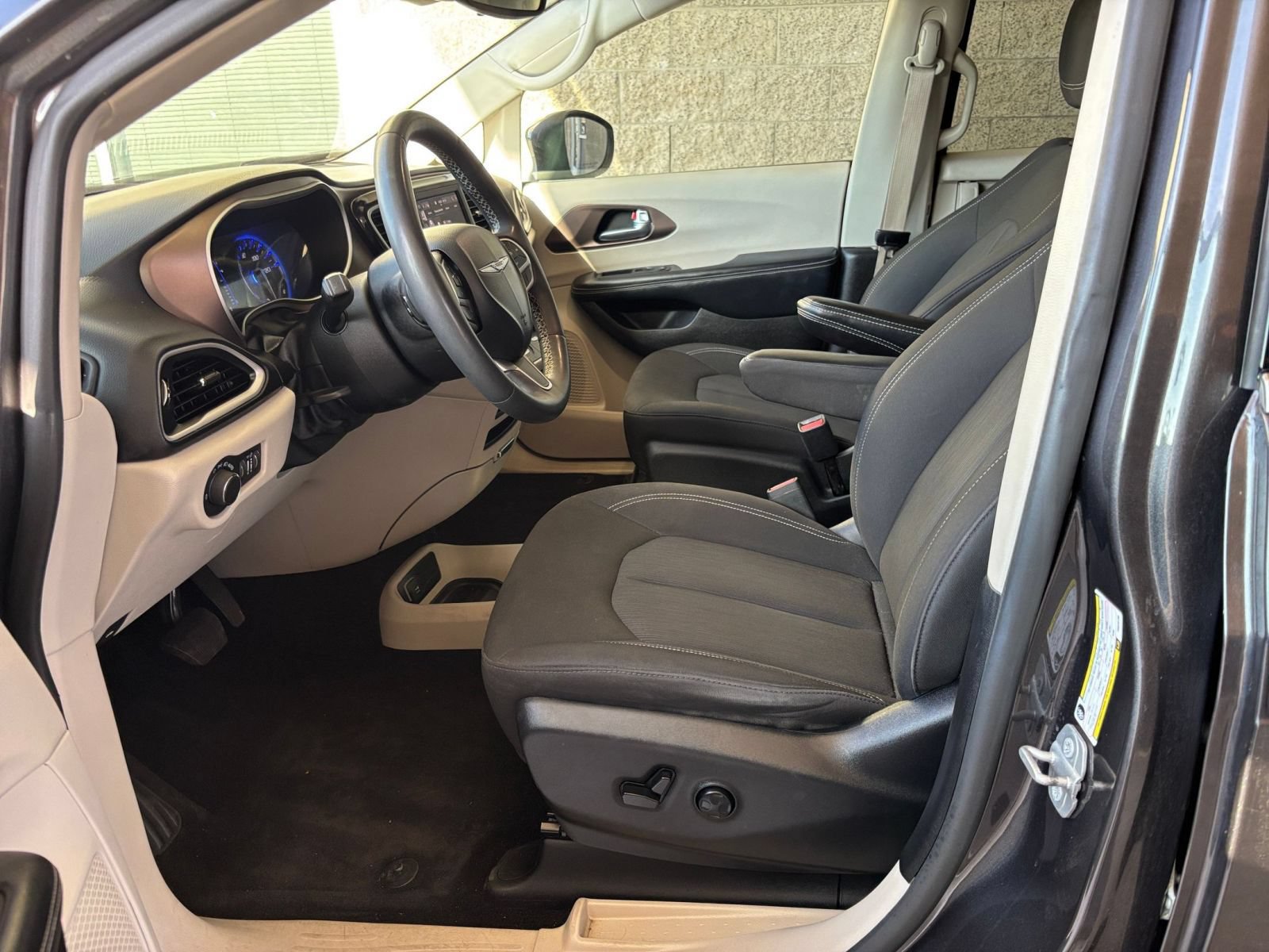 Used 2023 Chrysler Voyager LX FWD image 28