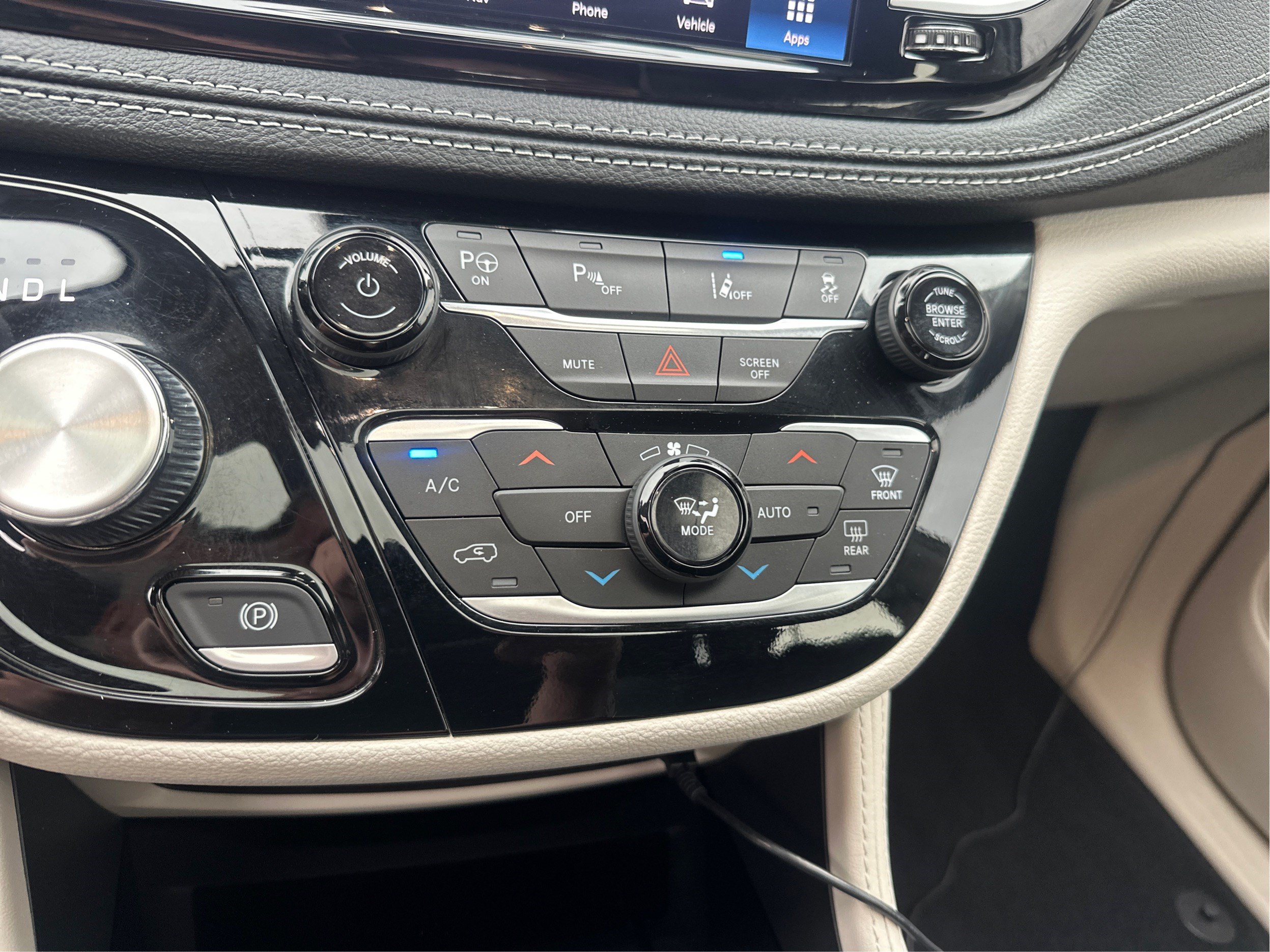 Used 2023 Chrysler Pacifica Limited w/ Uconnect Theater Family Group FWD image 34