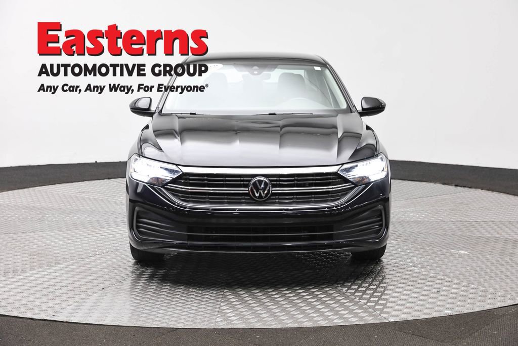 Used 2024 Volkswagen Jetta SE FWD image 2