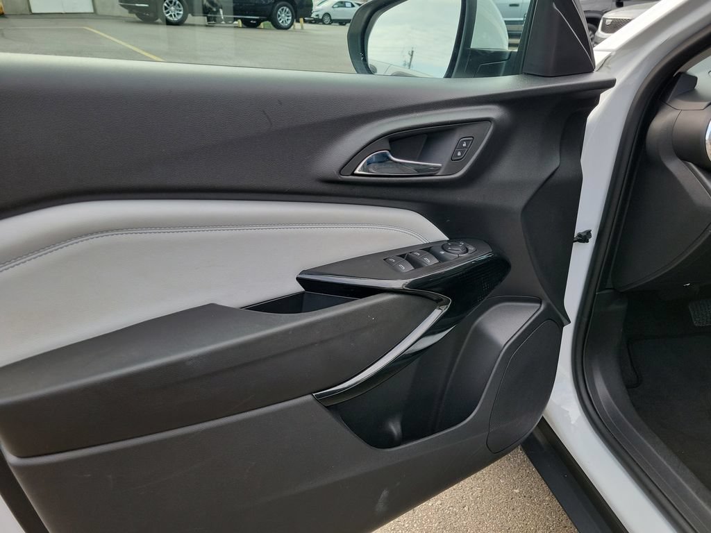 Used 2025 Chevrolet Trax LT FWD image 22