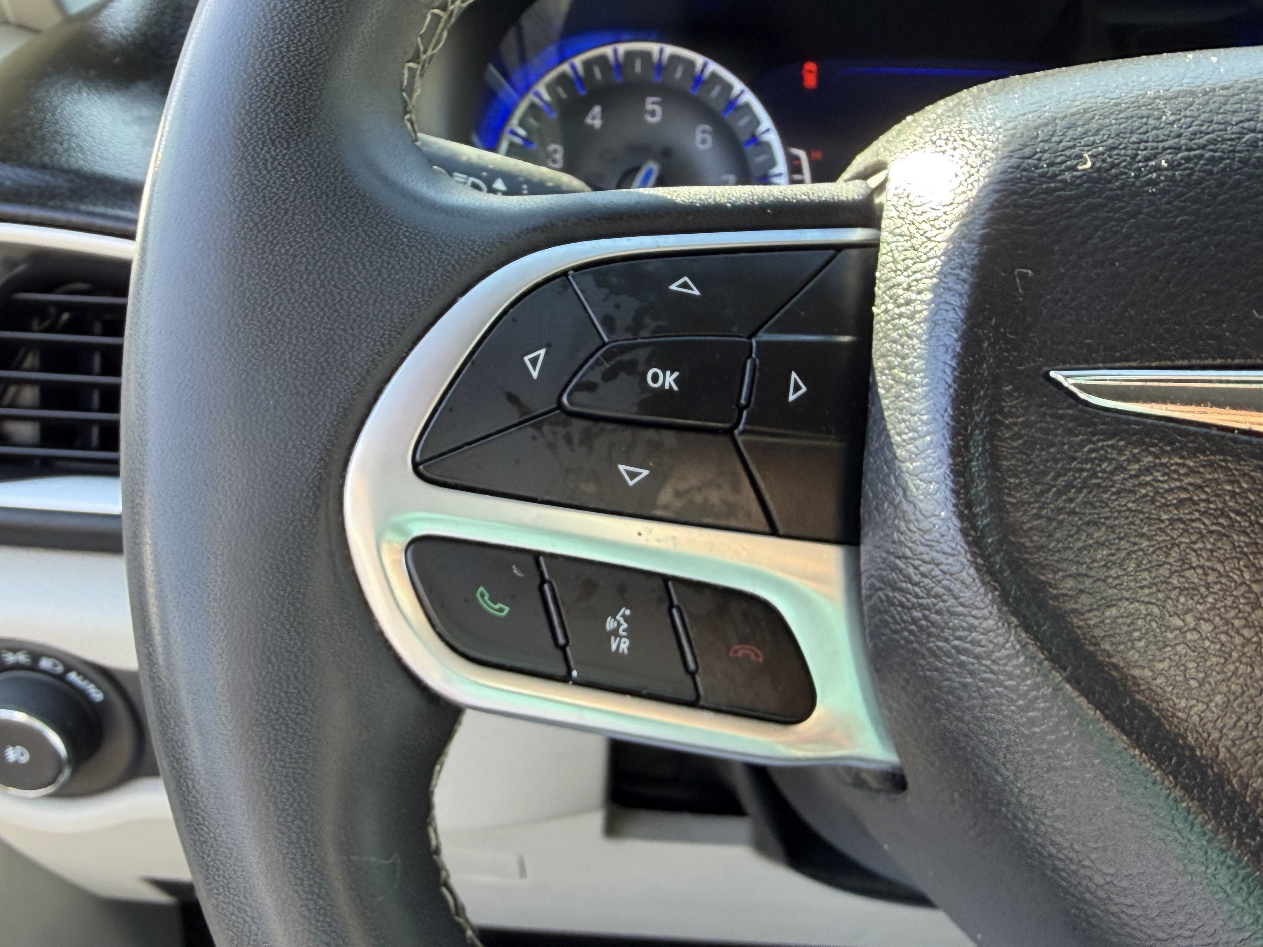 Certified 2024 Chrysler Pacifica Touring-L FWD image 25