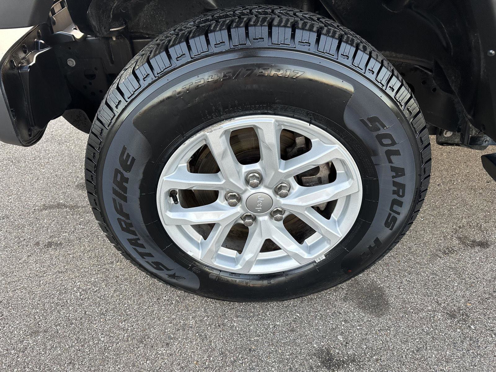 Used 2023 Jeep Gladiator Sport image 11