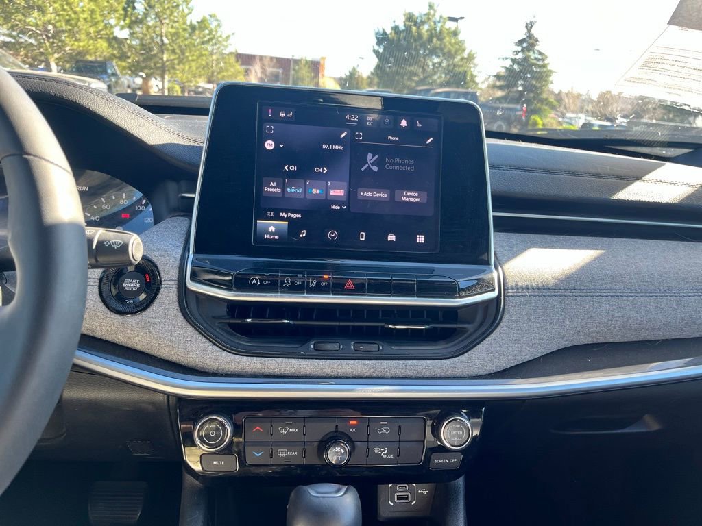 Used 2025 Jeep Compass Latitude image 19