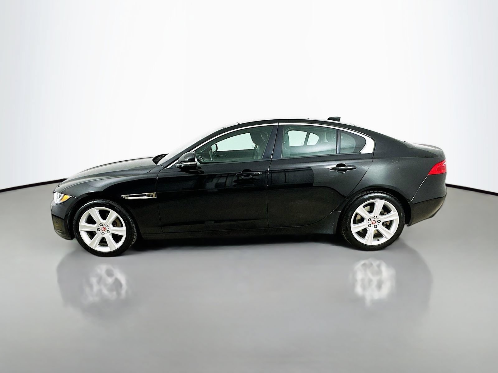 Used 2018 Jaguar XE Premium AWD/4WD image 8