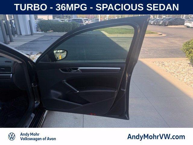 Used 2018 Volkswagen Passat 2.0T R-Line FWD image 14