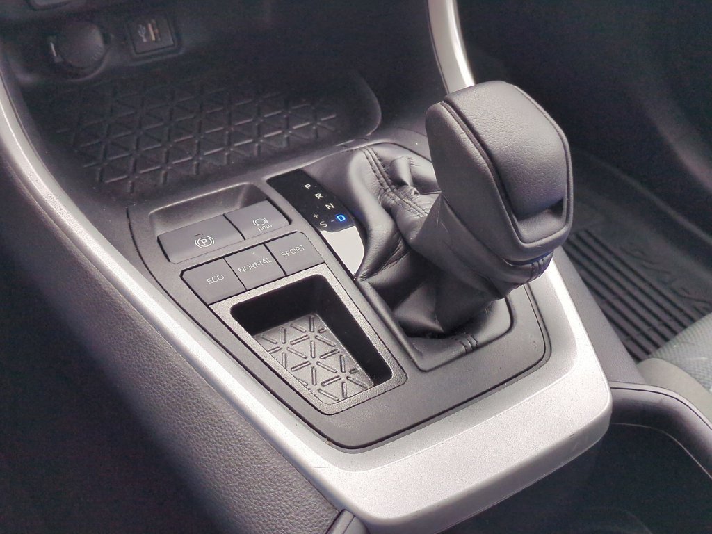 Used 2024 Toyota RAV4 XLE w/ Convenience Package FWD image 27