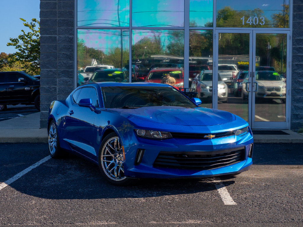 Used 2018 Chevrolet Camaro LT RWD image 1