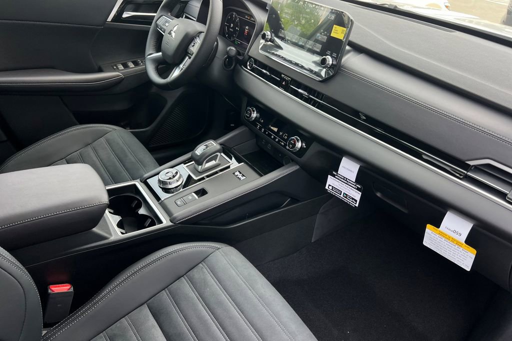 New 2025 Mitsubishi Outlander SE image 17