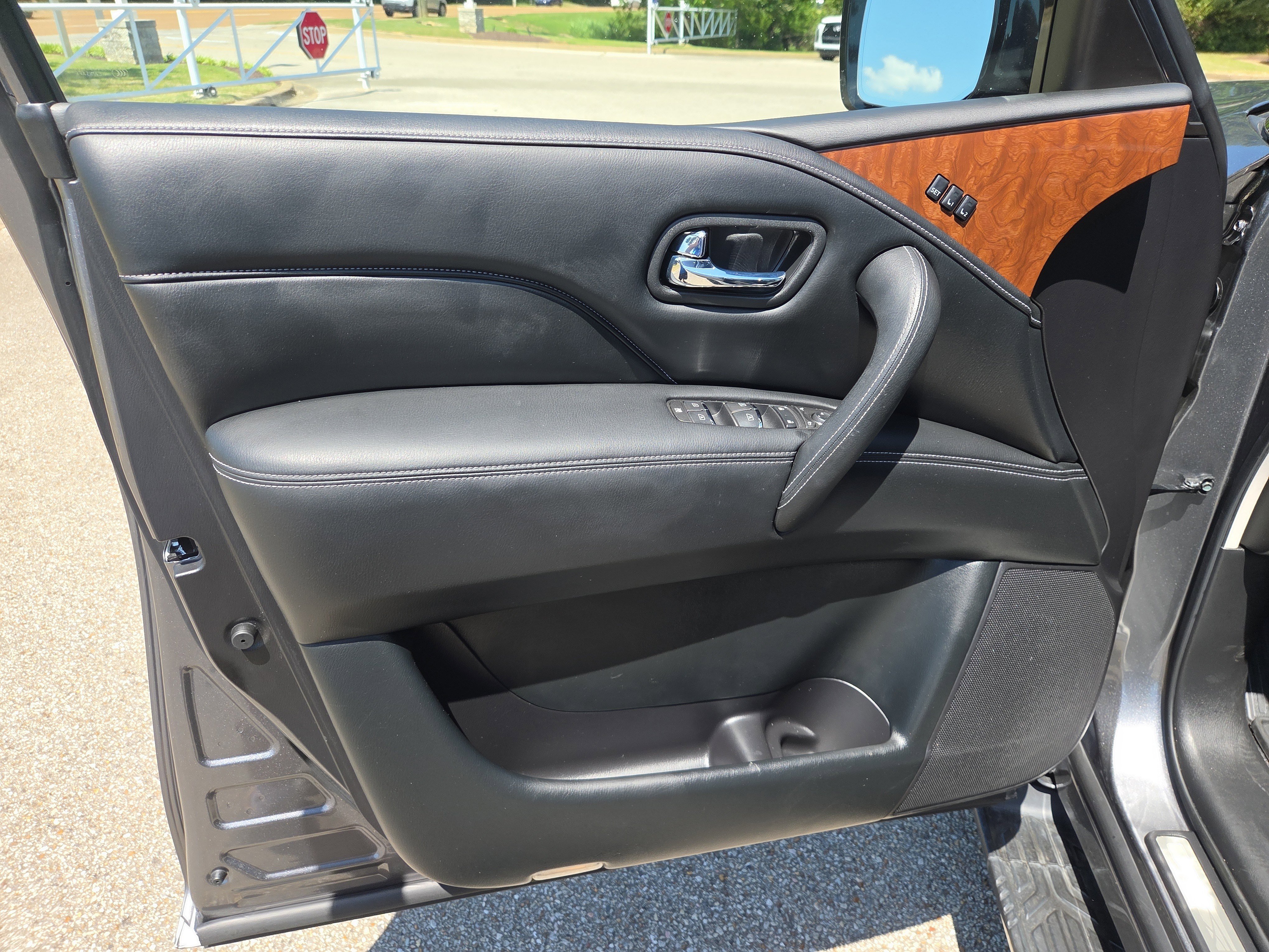 Used 2019 INFINITI QX80 Luxe w/ All-Season Package image 6